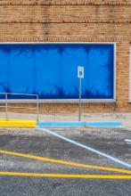 Panneau bleu sur parking