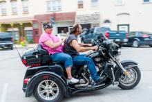Couple sur une moto