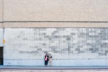 Homme devant une maison