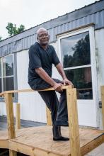 Homme assis devant son mobil-home