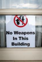 Affiche "Pas d'armes dans cet immeuble"